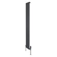 Flachheizkörper in Anthrazitgrau, 1800mm x 280mm, mit schlanken vertikalen Lamellen und modernen Ventilen, ideal für stilvolle Heizlösungen
