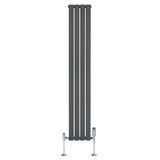 Flachheizkörper in Anthrazitgrau, 1800mm x 280mm, mit schlanken vertikalen Lamellen und modernen Ventilen, ideal für stilvolle Heizlösungen