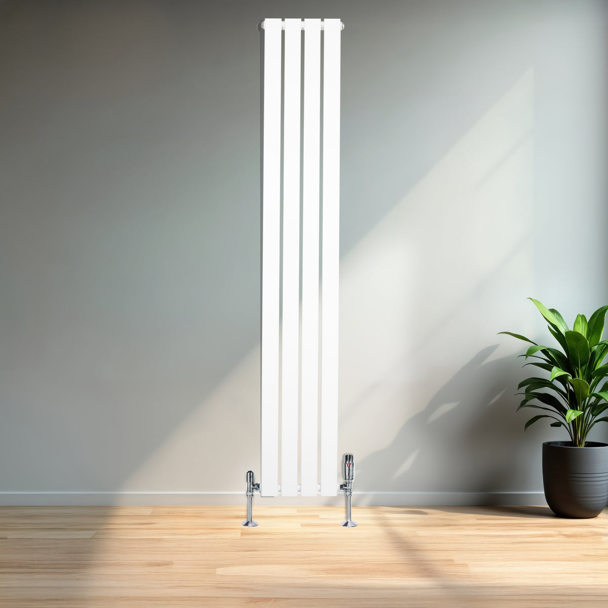 Flachheizkörper in Weiß, 1800mm x 280mm, mit glatten, vertikalen Lamellen und glänzenden Ventilen, vor einem modernen Raum mit Holzfußboden und Pflanze