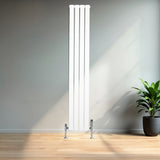 Flachheizkörper in Weiß, 1800mm x 280mm, mit glatten, vertikalen Lamellen und glänzenden Ventilen, vor einem modernen Raum mit Holzfußboden und Pflanze