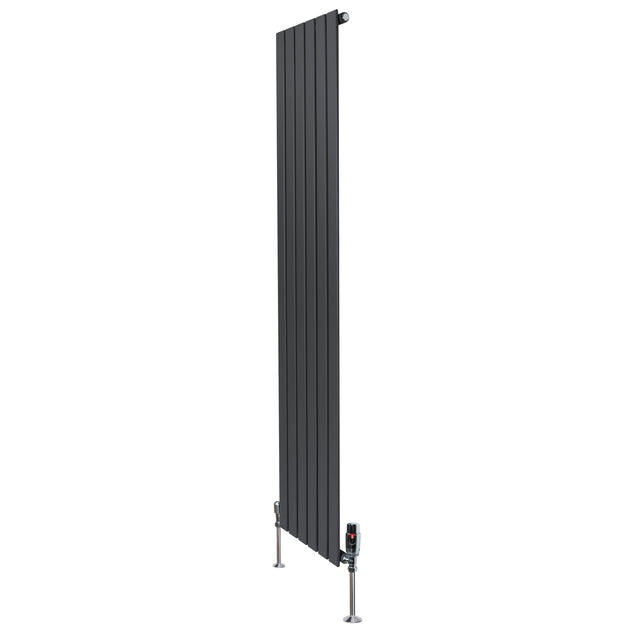 Flachheizkörper in Anthrazitgrau, 1800mm x 420mm, mit vertikalen Lamellen und modernen Ventilen, ideal für stilvolle Heizlösungen