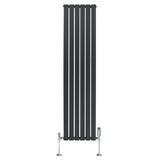 Flachheizkörper in Anthrazitgrau, 1800mm x 420mm, mit vertikalen Lamellen und glänzenden Ventilen, modernes Design für effiziente Wärmeverteilung