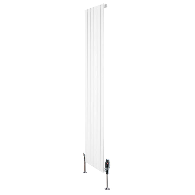 Flachheizkörper in Weiß, 1800mm x 420mm, mit vertikalen Lamellen und modernen Ventilen, ideal für platzsparende Heizlösungen