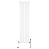 Flachheizkörper in Weiß, 1800mm x 420mm, mit vertikalen Lamellen und glänzenden Ventilen, ideal für moderne Wohnräume
