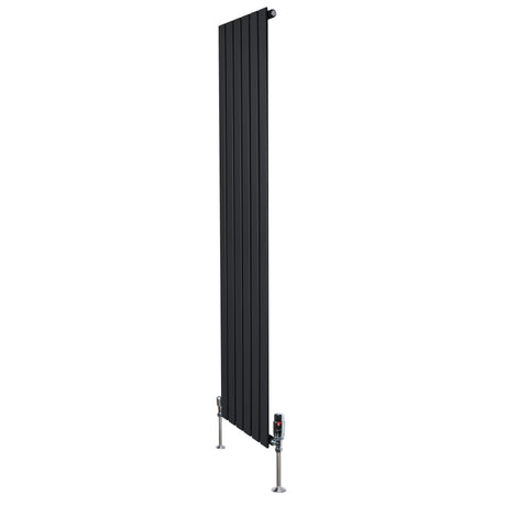 Schwarzer Flachheizkörper mit vertikalen Lamellen, 1800mm x 420mm, ausgestattet mit modernen Ventilen und stabilen Standfüßen