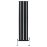 Schmaler, vertikaler Flachheizkörper in mattem Schwarz, 1800mm x 420mm, mit glänzenden Ventilen und klaren Linien für modernes Raumdesign