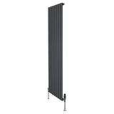 Flachheizkörper in Anthrazitgrau, 1800mm x 560mm, mit vertikalen Lamellen und modernen Ventilen, ideal für stilvolle Heizlösungen