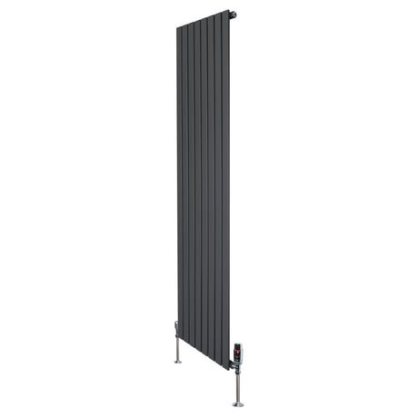 Flachheizkörper in Anthrazitgrau, 1800mm x 560mm, mit vertikalen Lamellen und modernen Ventilen, ideal für stilvolle Heizlösungen