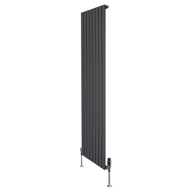 Flachheizkörper in Anthrazitgrau, 1800mm x 560mm, mit vertikalen Lamellen und modernen Ventilen, ideal für stilvolle Heizlösungen