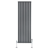 Flachheizkörper in Anthrazitgrau, 1800mm x 560mm, mit vertikalen Lamellen und glänzenden Ventilen, modernes Design für effiziente Wärmeabgabe