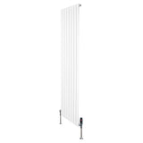 Flachheizkörper in Weiß, 1800mm x 560mm, mit vertikalen Lamellen und modernen Ventilen, ideal für effiziente Wärmeverteilung in jedem Raum