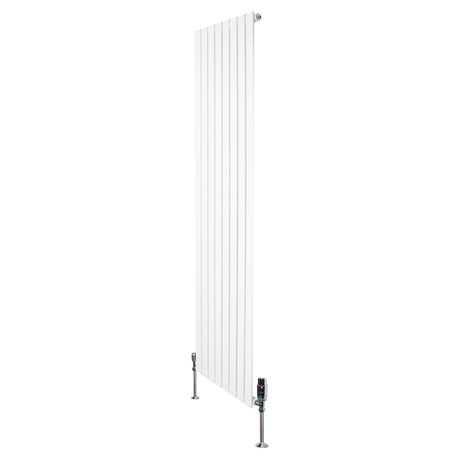 Flachheizkörper in Weiß, 1800mm x 560mm, mit vertikalen Lamellen und modernen Ventilen, ideal für effiziente Wärmeverteilung in jedem Raum