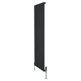 Schwarzer Flachheizkörper mit vertikalen Lamellen, 1800mm x 560mm, ausgestattet mit modernen Ventilen und stabilen Standfüßen