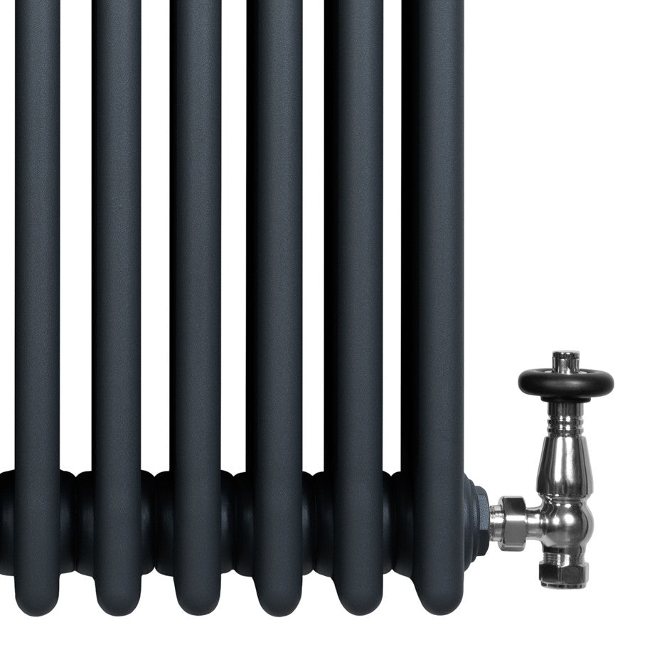 Röhrenheizkörper mit vier Säulen in Anthrazitgrau, glänzendes Chromventil, schlankes Design, ideal für moderne Innenräume