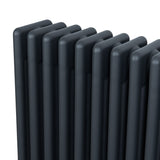 Röhrenheizkörper mit vier Säulen in Anthrazitgrau, glänzende Chromventile, modernes Design, schlanke Form und glatte Oberfläche