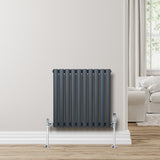 Anthrazitgrauer Gliederheizkörper mit TRV Chromventilen, 600mm x 600mm, an einer hellen Wand, moderne Form und glatte Oberfläche
