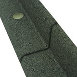 Flexible Rasenkante in Grün, aus robustem Material mit glatter Oberfläche und einem integrierten Befestigungsstift für einfache Montage
