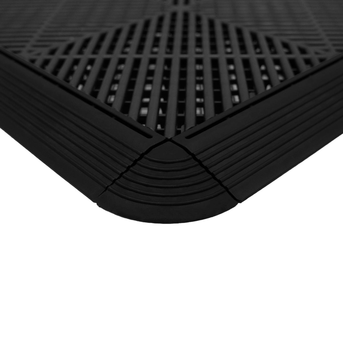 Belüftete Garagenbodenfliesen in Schwarz mit strukturiertem, rutschfestem Design und abgerundeten Kanten für optimale Sicherheit und Funktionalität