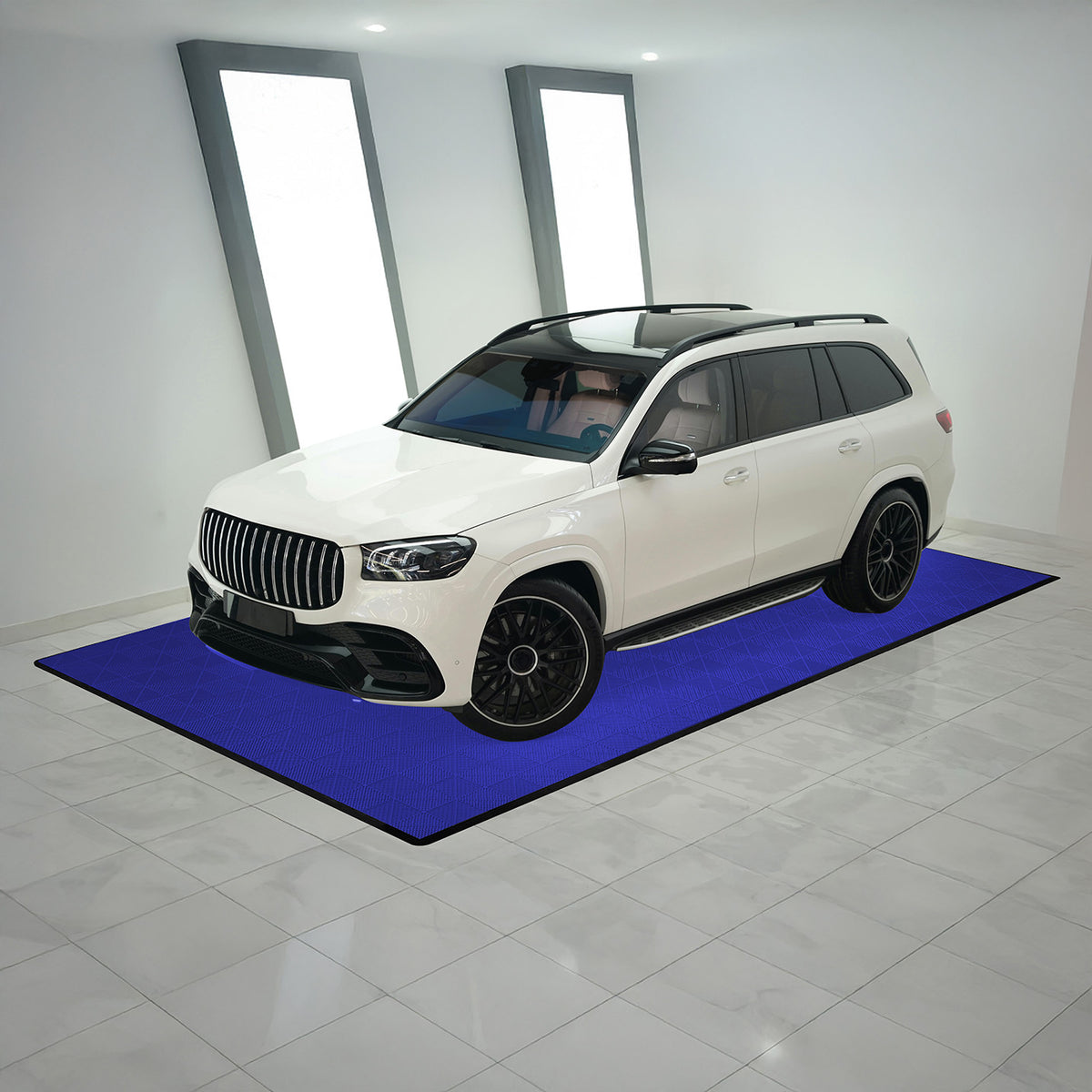 Belüftete Garagenbodenfliesen in Blau, rechteckig, mit rutschfester Oberfläche, unter einem weißen SUV auf einem modernen, hellen Boden
