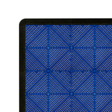 Belüftete Garagenbodenfliesen in Blau mit schwarzen Kanten, strukturierte Oberfläche mit rautenförmigen Mustern für optimale Rutschfestigkeit und Drainage