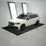 Schwarze belüftete Garagenbodenfliesen mit Kanten, die einen modernen, strukturierten Look bieten und ideal für die Fahrzeugabstellung sind