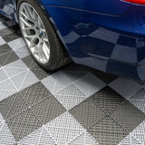 Belüftete Garagenbodenfliesen in Schwarz und Grau, mit rutschfester Oberfläche und diagonalen Mustern, ideal für eine moderne Garage