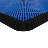 Belüftete Garagenbodenfliesen in lebhaftem Blau mit strukturiertem Muster und schwarzen Kanten, ideal für eine rutschfeste Oberfläche und einfache Installation