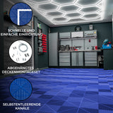 Belüftete Garagenbodenfliesen in Blau, sechseckige LED-Leuchten an der Decke, moderne Werkstatt mit Werkzeugschränken und strukturiertem Bodenbelag