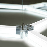 Sechseckige LED-Leuchte mit transparentem Rahmen, hängend, in hellem Weiß, ideal für moderne Garagenbodenfliesen in Schwarz und Grau