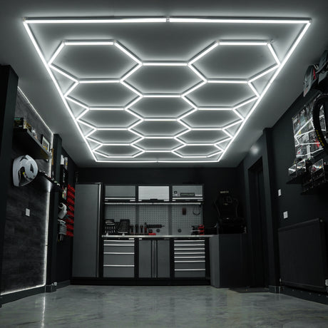 Belüftete Garagenbodenfliesen in Blau und Schwarz, kombiniert mit sechseckigen LED-Leuchten an der Decke, schaffen eine moderne, stilvolle Atmosphäre