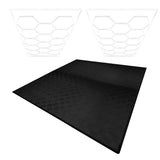 Schwarze belüftete Garagenbodenfliesen mit sechseckigen LED-Leuchten, die eine moderne, geometrische Struktur und rutschfeste Oberfläche bieten