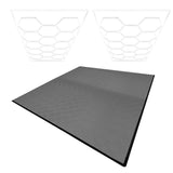 Belüftete Garagenbodenfliesen in Grau mit rautenförmiger Textur und sechseckigen LED-Leuchten, die eine moderne, funktionale Beleuchtung bieten