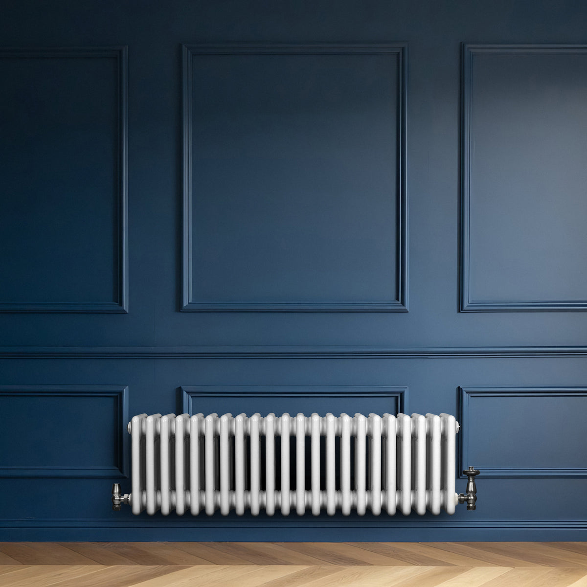 Röhrenheizkörper mit 4 Säulen in Weiß, 300mm x 1010mm, elegant an einer dunkelblauen Wand montiert, ergänzt durch einen Holzfußboden