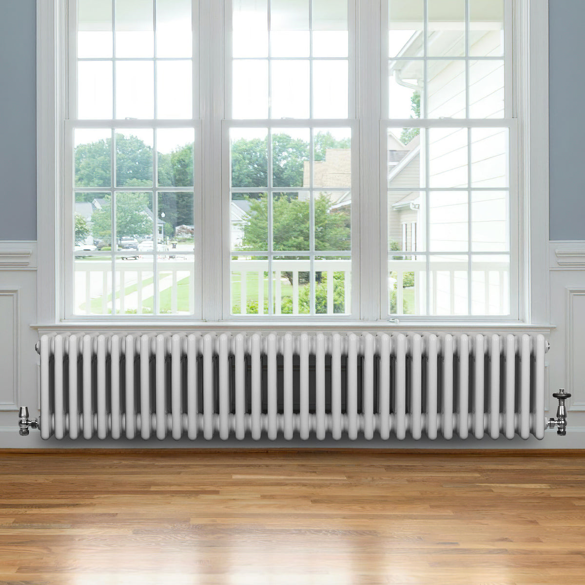 Röhrenheizkörper mit 4 Säulen in Weiß, 300mm x 1505mm, glänzende Oberfläche, elegant und modern, ideal für Wohnräume mit Holzfußboden und großen Fenstern