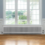 Röhrenheizkörper mit 4 Säulen in Weiß, 300mm x 1505mm, glänzende Oberfläche, elegant und modern, ideal für Wohnräume mit Holzfußboden und großen Fenstern