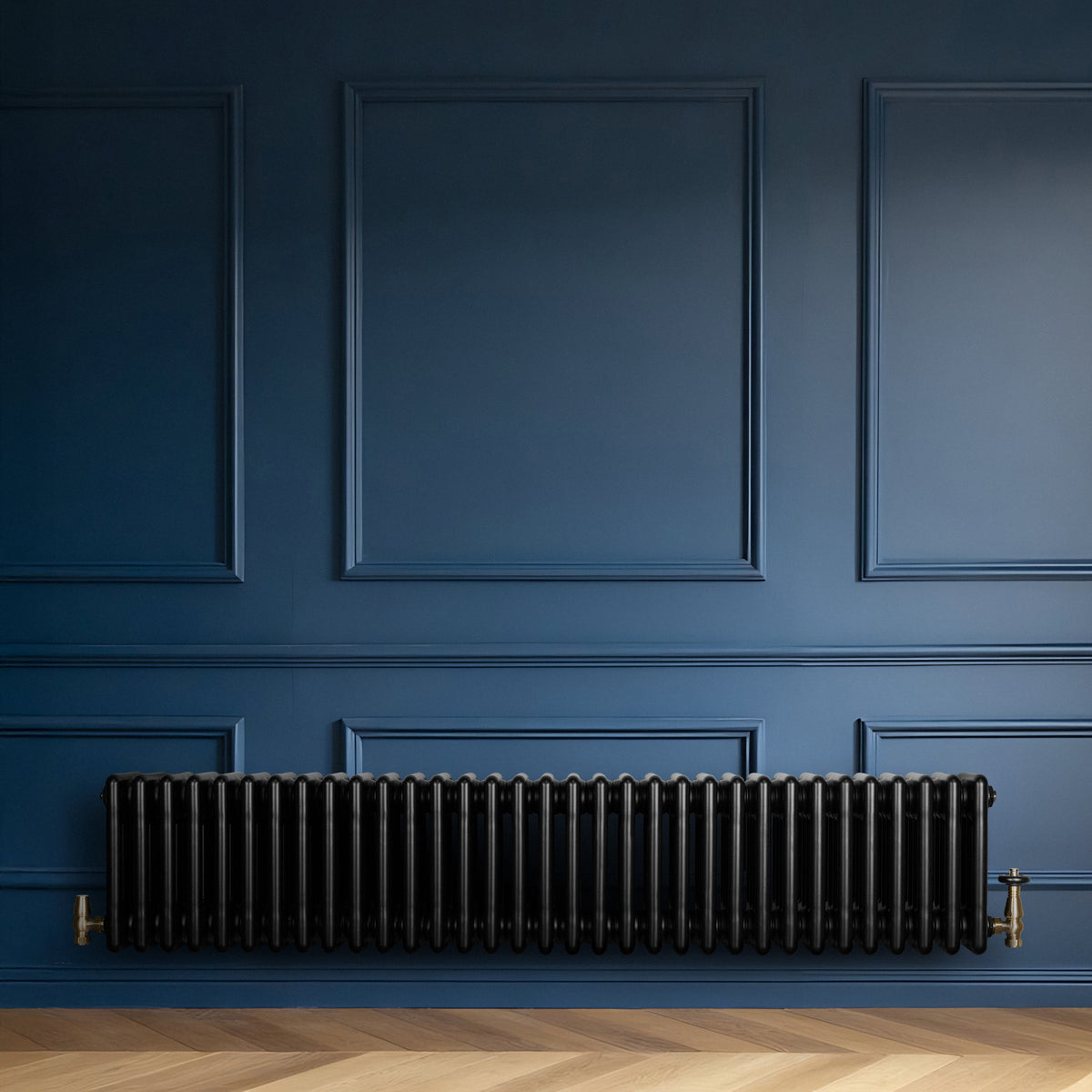 Schwarzer Röhrenheizkörper mit vier Säulen, 300mm x 1505mm, elegant an einer blauen Wand montiert, ergänzt durch einen Holzfußboden