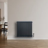 Röhrenheizkörper mit vier Säulen in Anthrazitgrau, 600mm x 605mm, aus robustem Material, elegant an einer hellen Wand montiert, ideal für moderne Innenräume