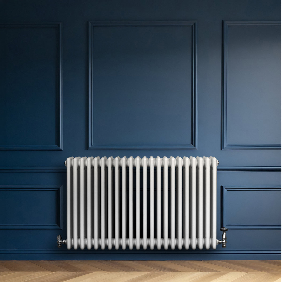 Röhrenheizkörper mit vier Säulen in elegantem Weiß, 600mm x 1010mm, an einer blauen Wand, verleiht modernen Räumen Wärme und Stil