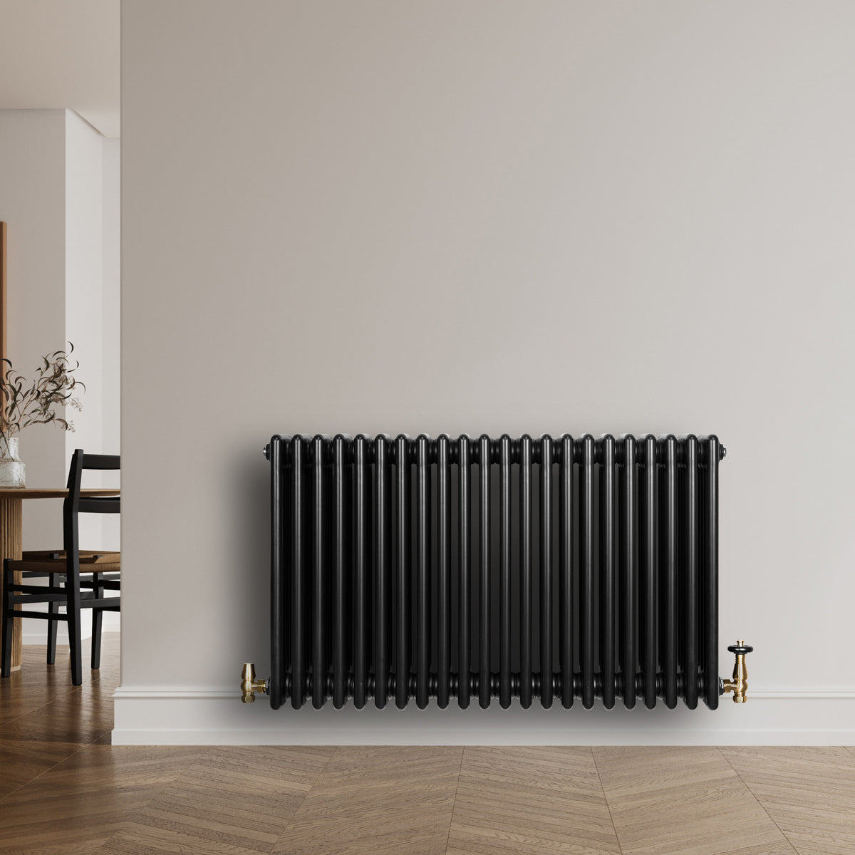 Schwarzer Röhrenheizkörper mit vier Säulen, 600mm x 1010mm, elegant an einer hellen Wand montiert, verleiht modernen Räumen Stil und Wärme