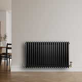 Schwarzer Röhrenheizkörper mit vier Säulen, 600mm x 1010mm, elegant an einer hellen Wand montiert, verleiht modernen Räumen Stil und Wärme