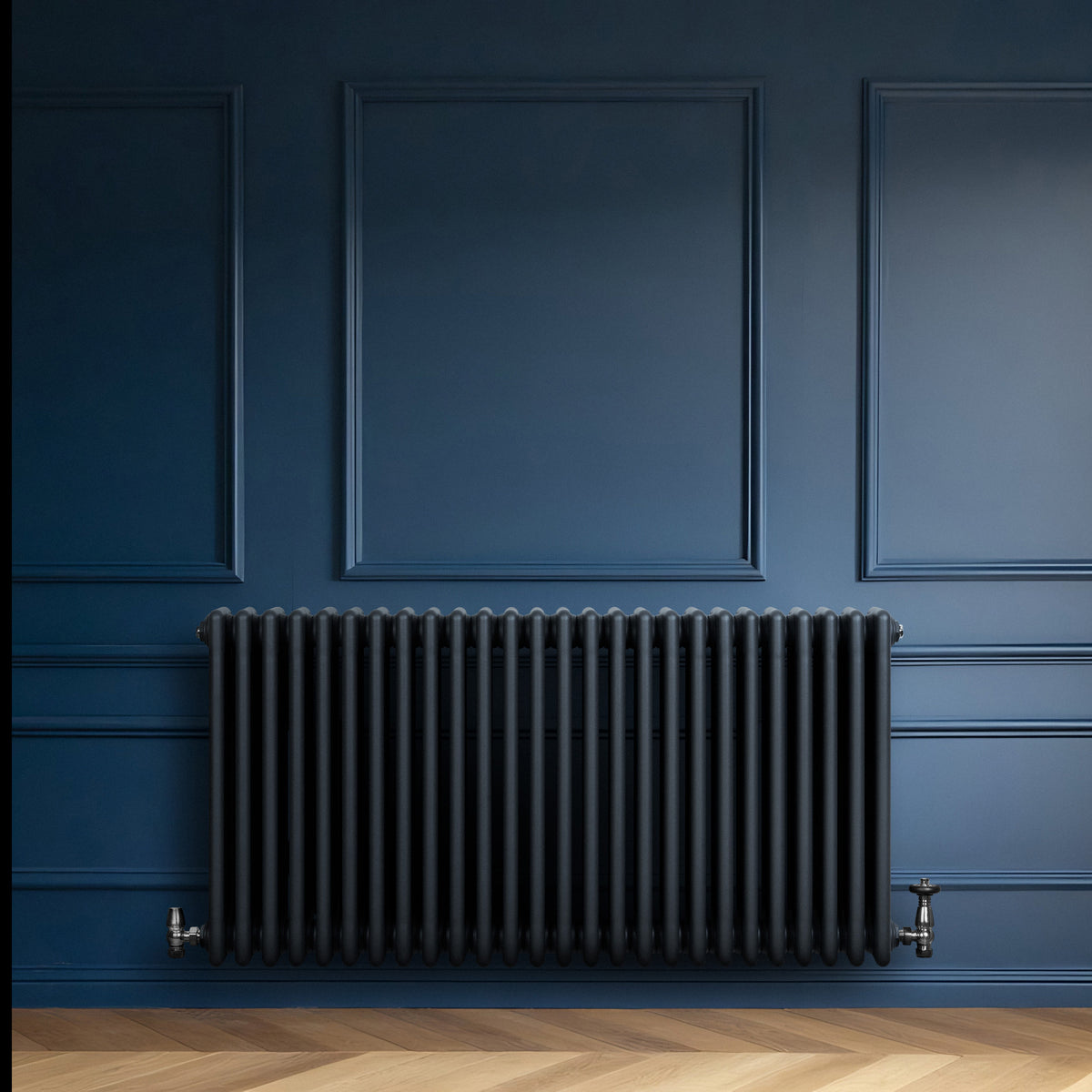 Röhrenheizkörper mit 4 Säulen in Anthrazitgrau, 600mm x 1190mm, elegant an einer blauen Wand montiert, verleiht modernen Räumen Stil und Wärme