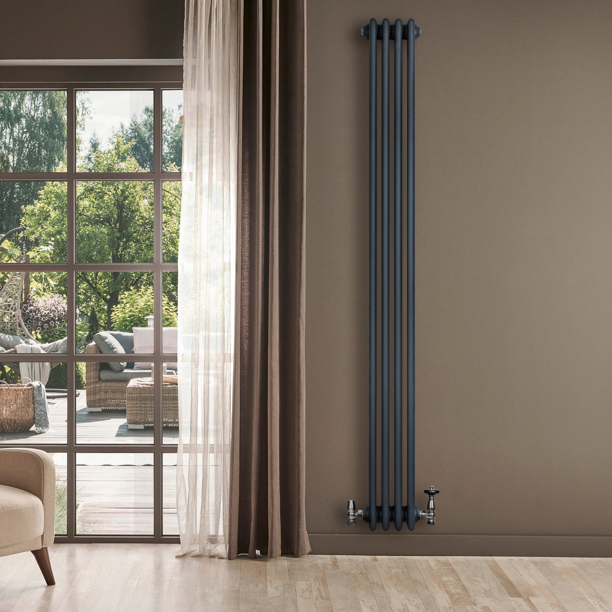 Röhrenheizkörper mit vier Säulen in Anthrazitgrau, 1800mm x 200mm, elegant an einer Wand montiert, umgeben von natürlichem Licht und einem modernen Raumdesign