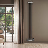 Röhrenheizkörper mit vier Säulen in Weiß, 1800mm x 200mm, elegant an einer Wand platziert, umgeben von natürlichem Licht und einem modernen Raumdesign
