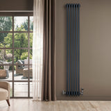 Röhrenheizkörper mit vier Säulen in Anthrazitgrau, 1800mm x 290mm, elegant an einer Wand, umgeben von natürlichem Licht und modernen Möbeln