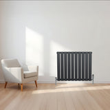 Flachheizkörper in Anthrazitgrau, 600mm x 700mm, mit schlanken, vertikalen Lamellen und modernem Design, ideal für stilvolle Räume