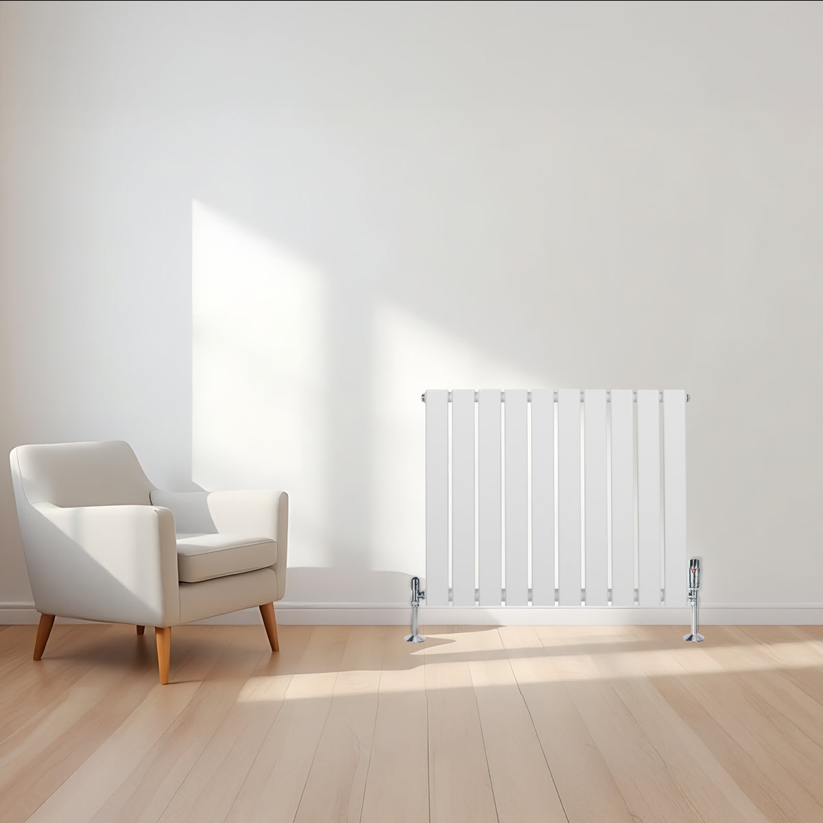 Flachheizkörper in Weiß, 600mm x 700mm, mit schlanken vertikalen Lamellen, elegant neben einem modernen, hellen Sessel auf einem Holzfußboden