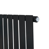 Flachheizkörper in Schwarz, 600mm x 700mm, mit glatten, vertikalen Lamellen und glänzenden Anschlussdetails, ideal für moderne Innenräume