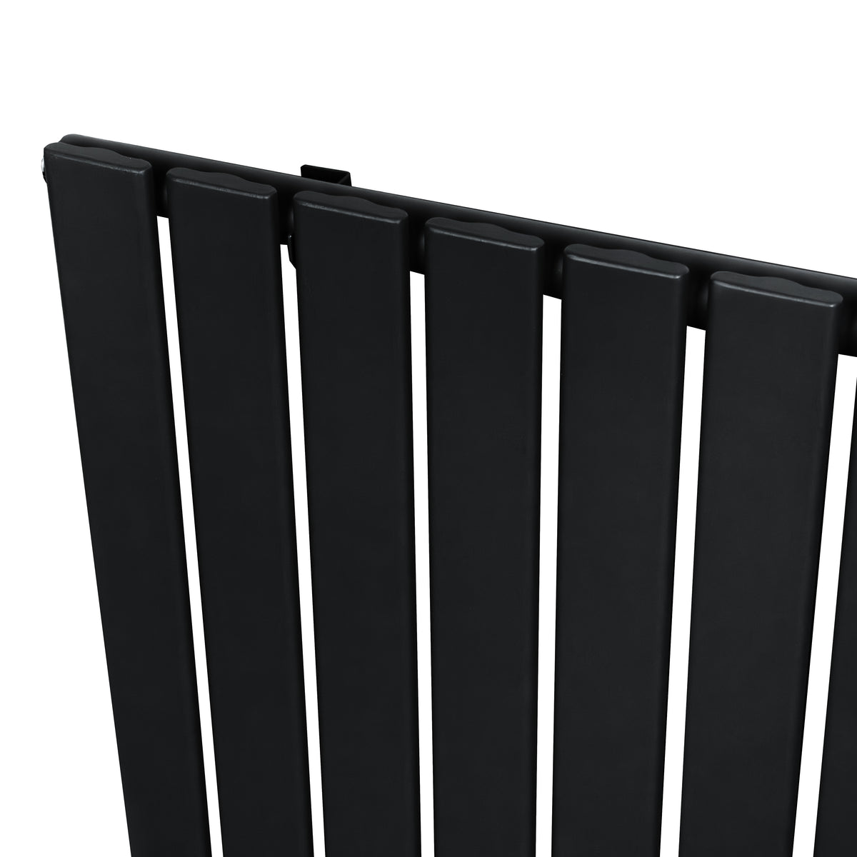 Flachheizkörper in Schwarz, 600mm x 700mm, mit schlanken, vertikalen Lamellen und glatter, mattschwarzer Oberfläche für modernes Design