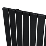 Flachheizkörper in Schwarz, 600mm x 700mm, mit schlanken, vertikalen Lamellen und glatter, mattschwarzer Oberfläche für modernes Design