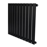 Flachheizkörper in Schwarz, 600mm x 700mm, mit schlanken, vertikalen Lamellen und modernen Befestigungen, ideal für stilvolle Heizlösungen